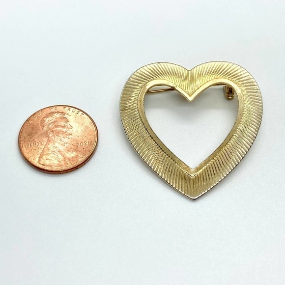 Gold Tone Ribbed Openwork Heart Wreath Brooch - Picture 5 of 5